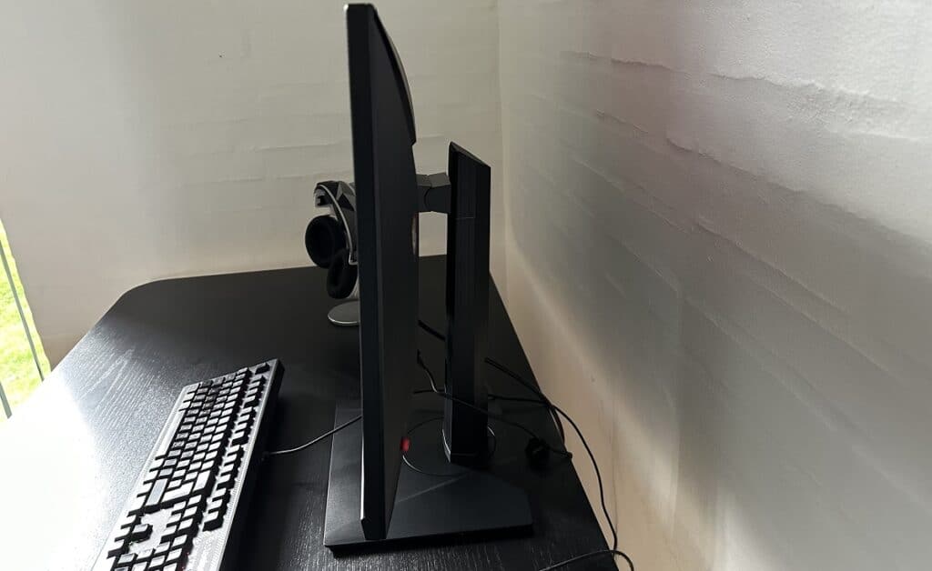 MSI MAG281URF Side